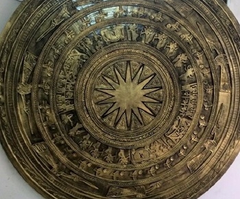 Tạo mẫu bông trống đồng 2 m , sơn nhụ đồng